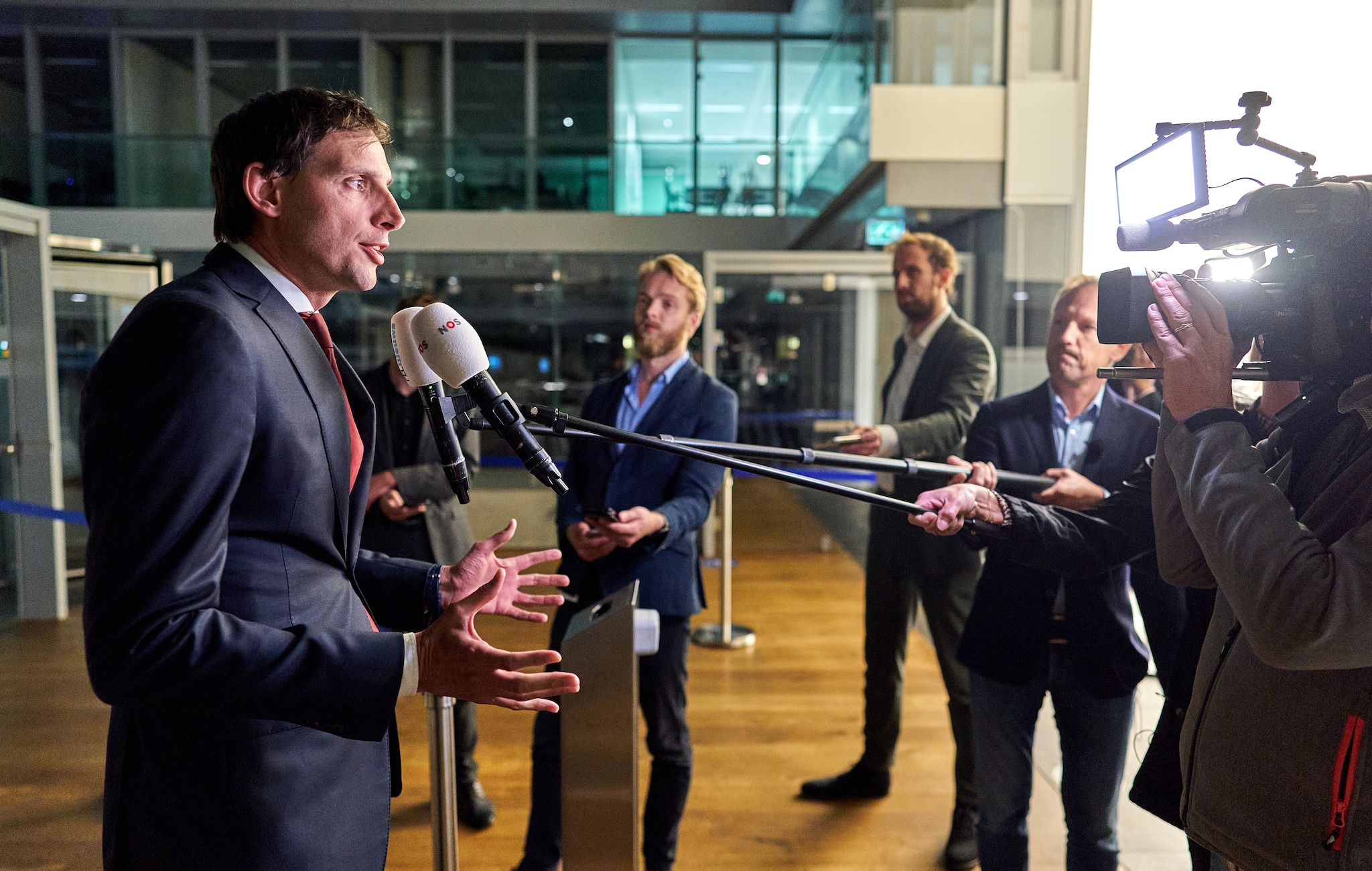Minister Wopke Hoekstra van Financiën na afloop van een extra coalitieoverleg over het derde steunpakket. Foto: ANP