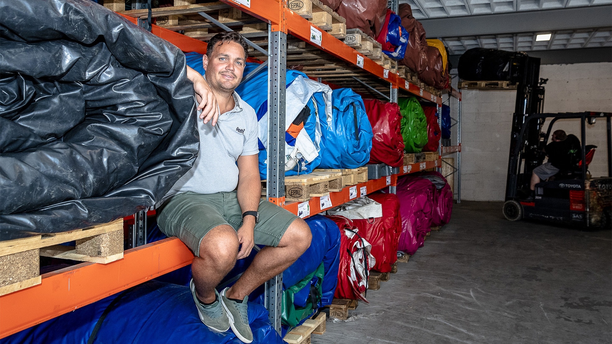 Normaal gesproken is de loods van Erik Schoormans’ Gaaf! verhuur zo goed als leeg. Nu regent het annuleringen. Foto: Jan Kok