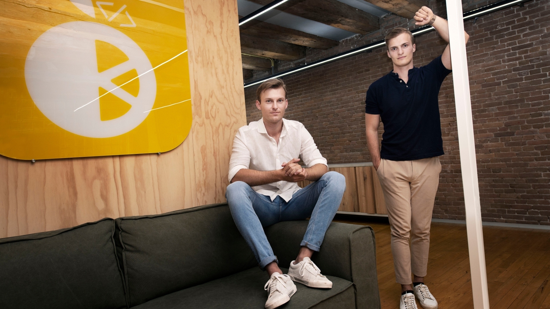 Dylan Laseur (rechts), medeoprichter van Orange &amp; Lemons: ,,Onze klant moet ontlast worden en doen waar hij goed in is, namelijk ondernemen. Ondertussen maken wij die puntgave website of app voor hem.”