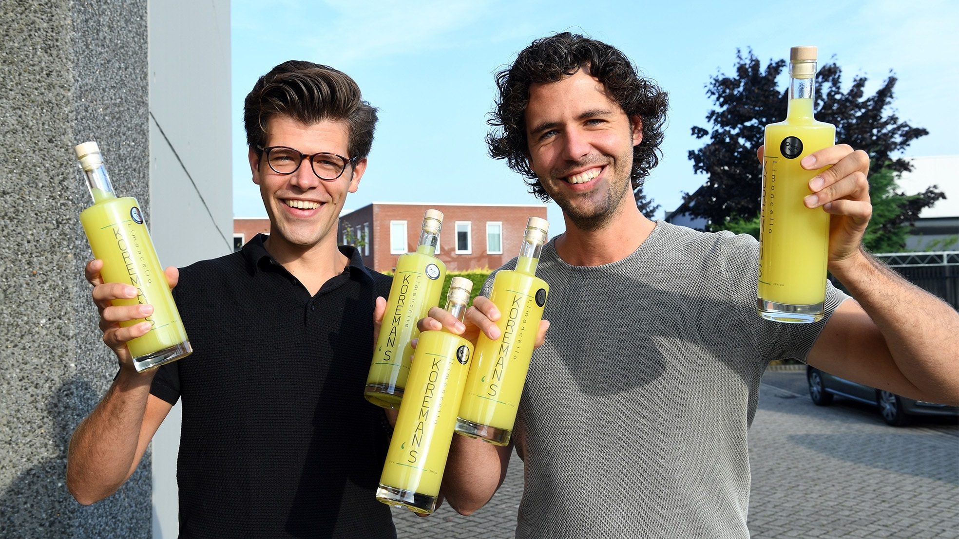 De broers Thom (links) en Frank Koreman zijn zichtbaar gek op hun eigen Koreman's limoncello. Foto: Pix4Profs/Jan Stadss
