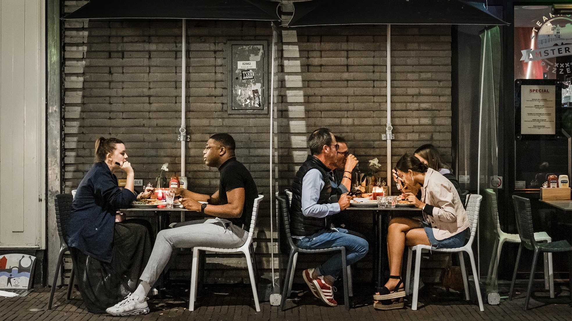 Toeristen in een eettentje aan de hoofdstedelijke Damstraat. Foto: ANP
