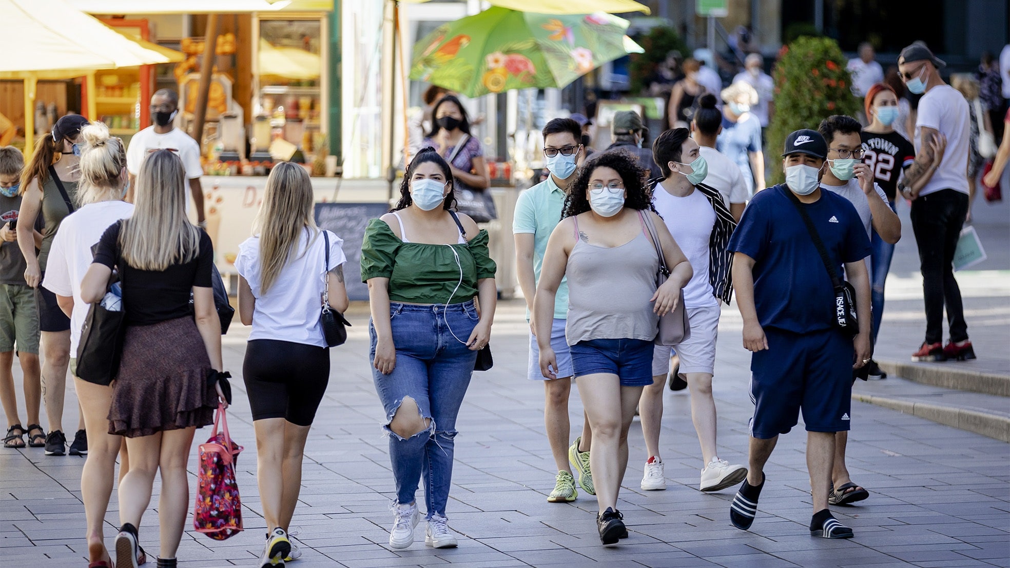 Winkelend publiek in het deel van Rotterdam waar mondkapjes sinds 5 augustus verplicht zijn. Foto: ANP