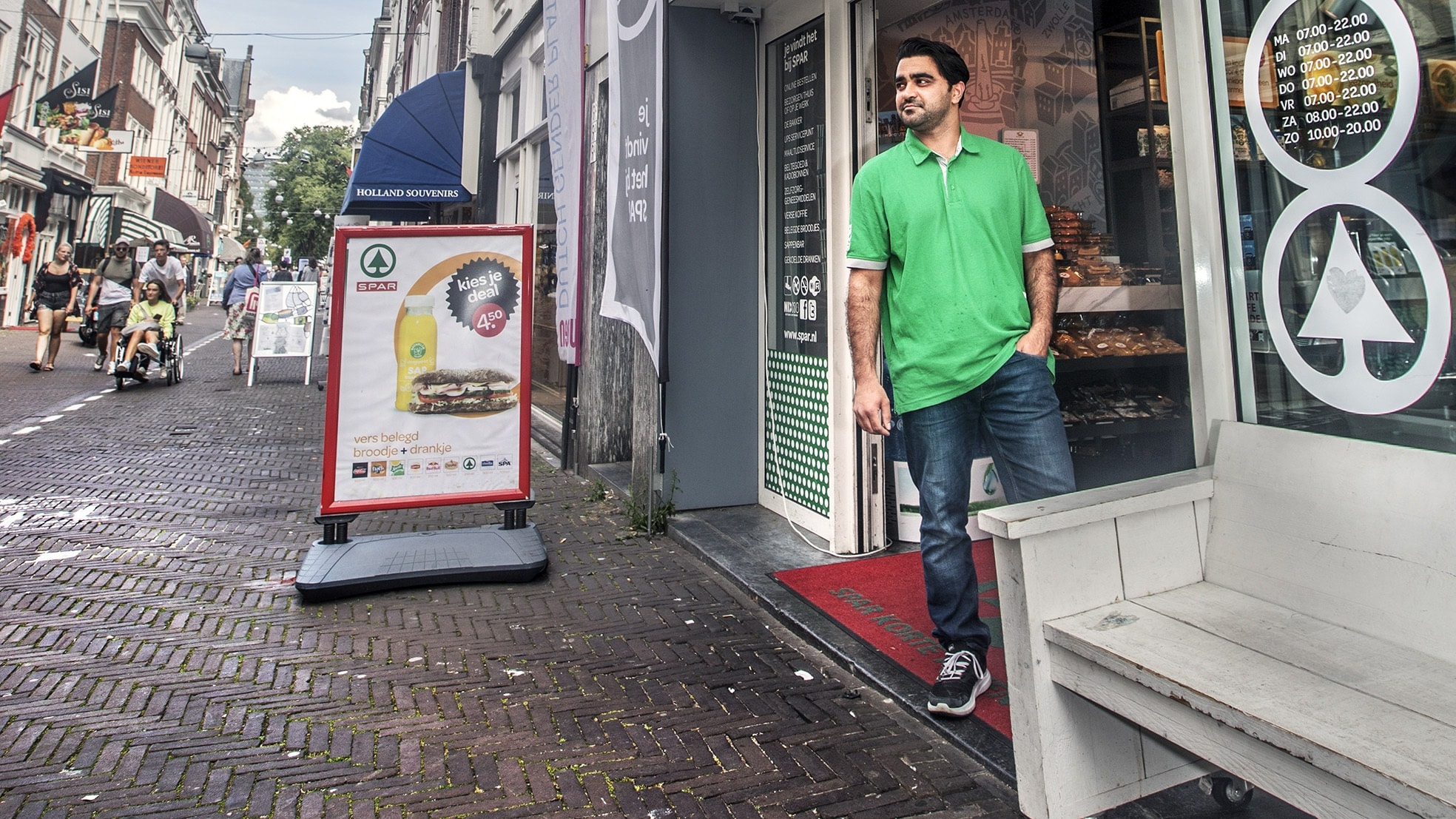 Hakki Ümüt Günes, franchise-ondernemer met een Spar in het centrum van Den Haag.