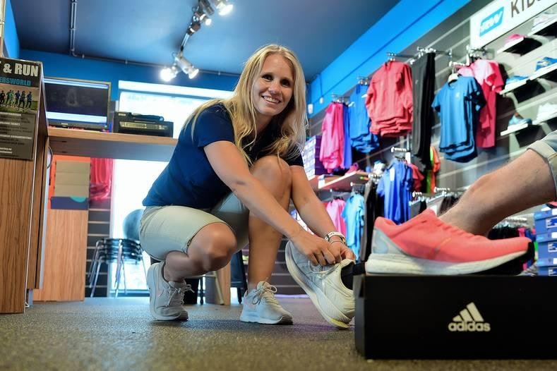 Elise Wildhagen van Runnersworld in Bergen op Zoom: ,,Het is nog steeds drukker dan normaal."  Peter van Trijen/pix4profs