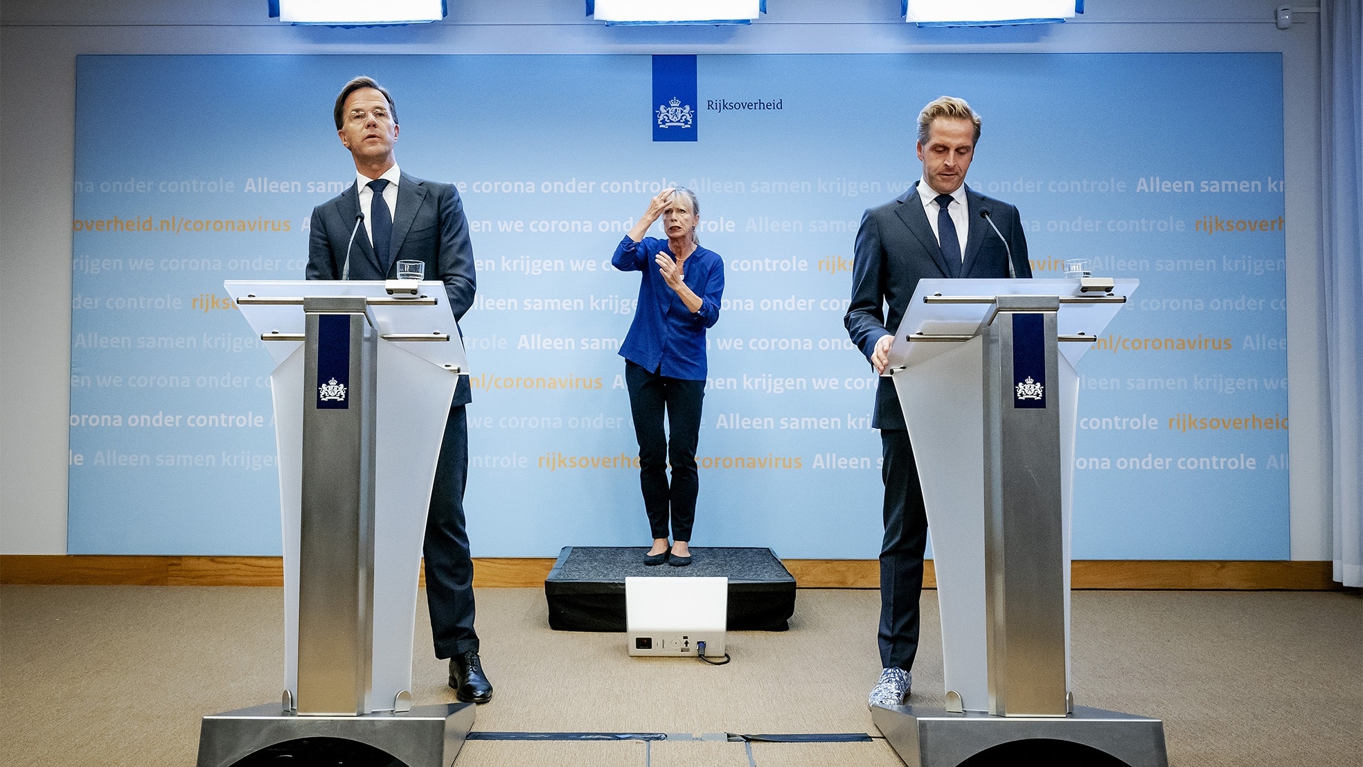 Premier Mark Rutte en minister Hugo de Jonge (VW&amp;S) dinsdagavond tijdens de corona-persconferentie. Foto: Bart Maat/ANP