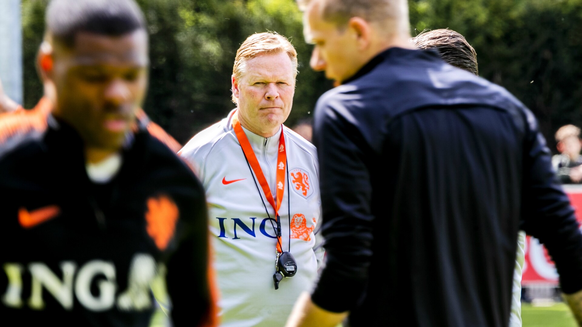 Ronald Koeman, hier nog als bondscoach tussen de spelers van Oranje.