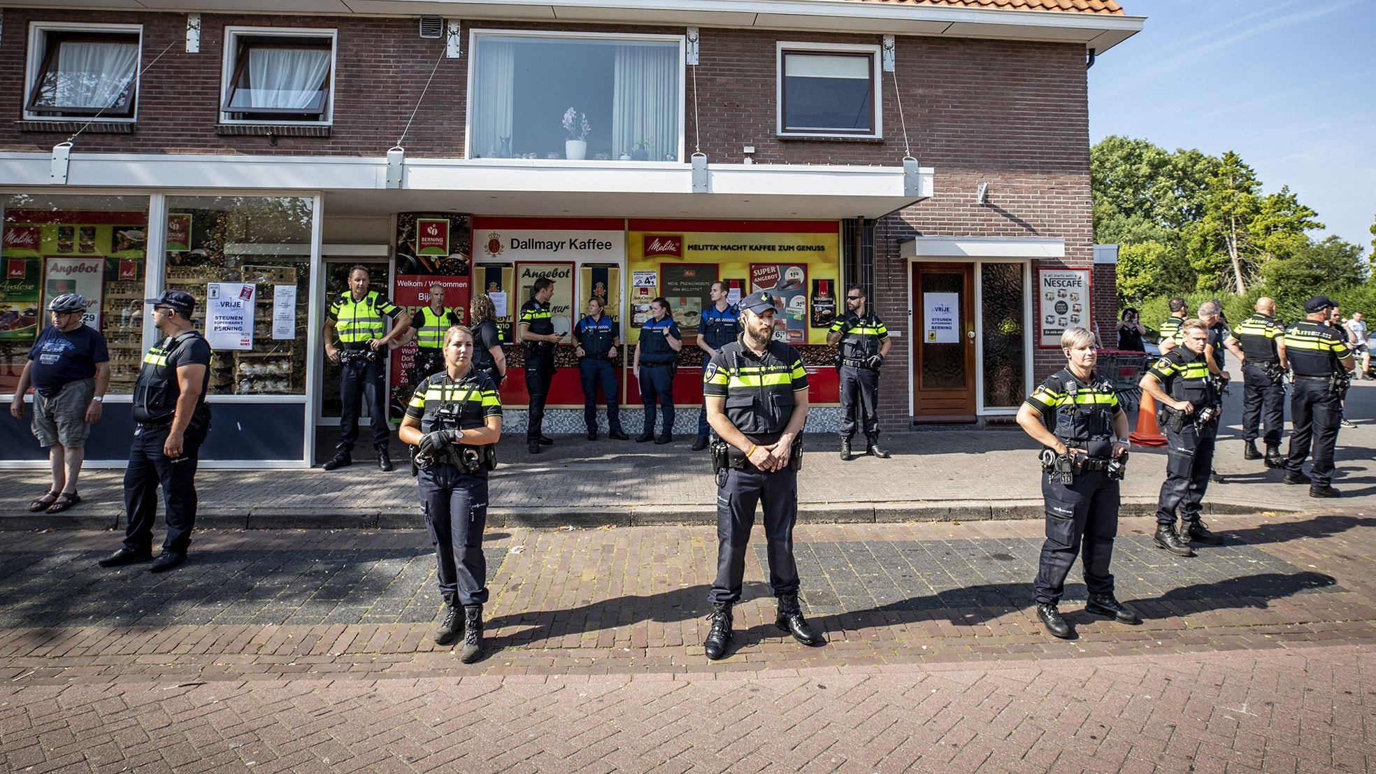 Een behoorlijke politiemacht voor een inmiddels gesloten supermarkt Berning. Foto: Robin Hilberink/ANP