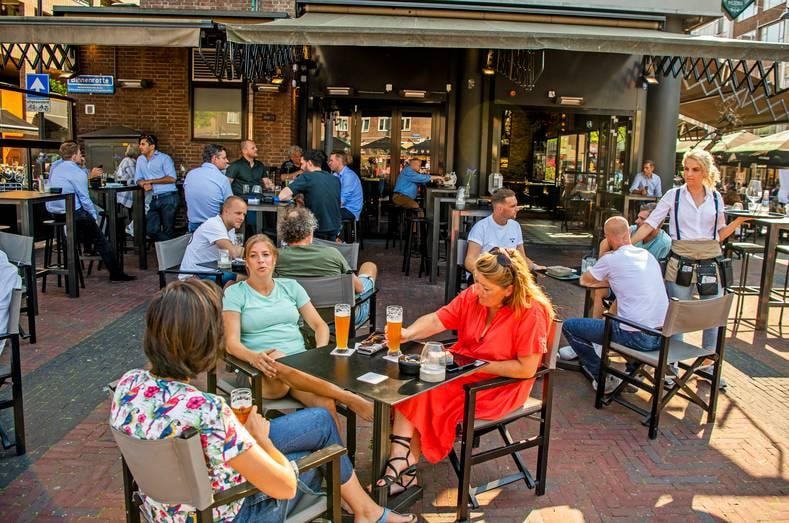 Afstand houden voor iedereen die niet onder één dak woont, blijft het credo in de horeca. Foto: AD/Frank de Roo.