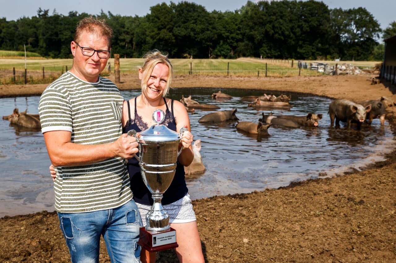 Koen en Melissa met de gewonnen trofee. De bioboeren wonnen de verkiezing van de Mooiste Modderpoel, een initiatief van stichting Wakker Dier. Foto: ANP.