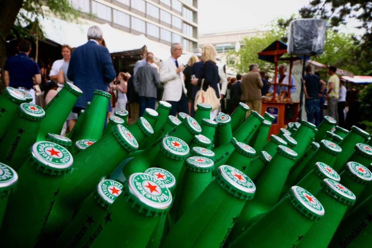 De afzet van bier is door de coronacrisis verminderd, maar Heineken-topman Dolf van den Brink vertrouwt erop dat het weer goed komt. Foto (ANP) is overigens van voor corona.