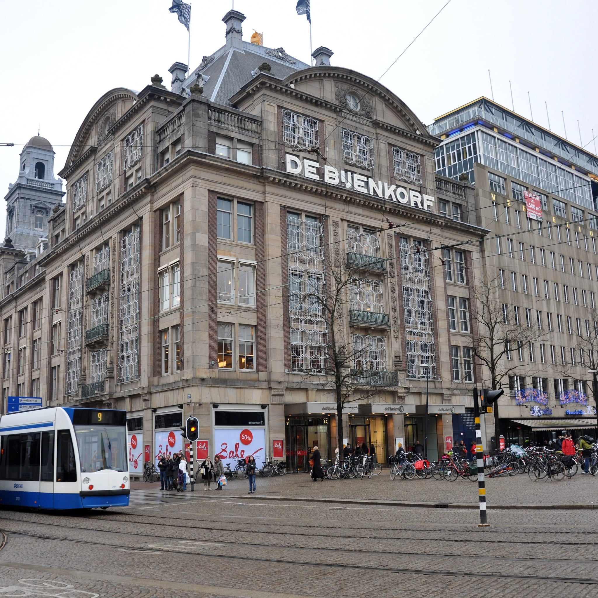 steeds meer banen op de tocht in winkels de bijenkorf mediamarkt en h en m