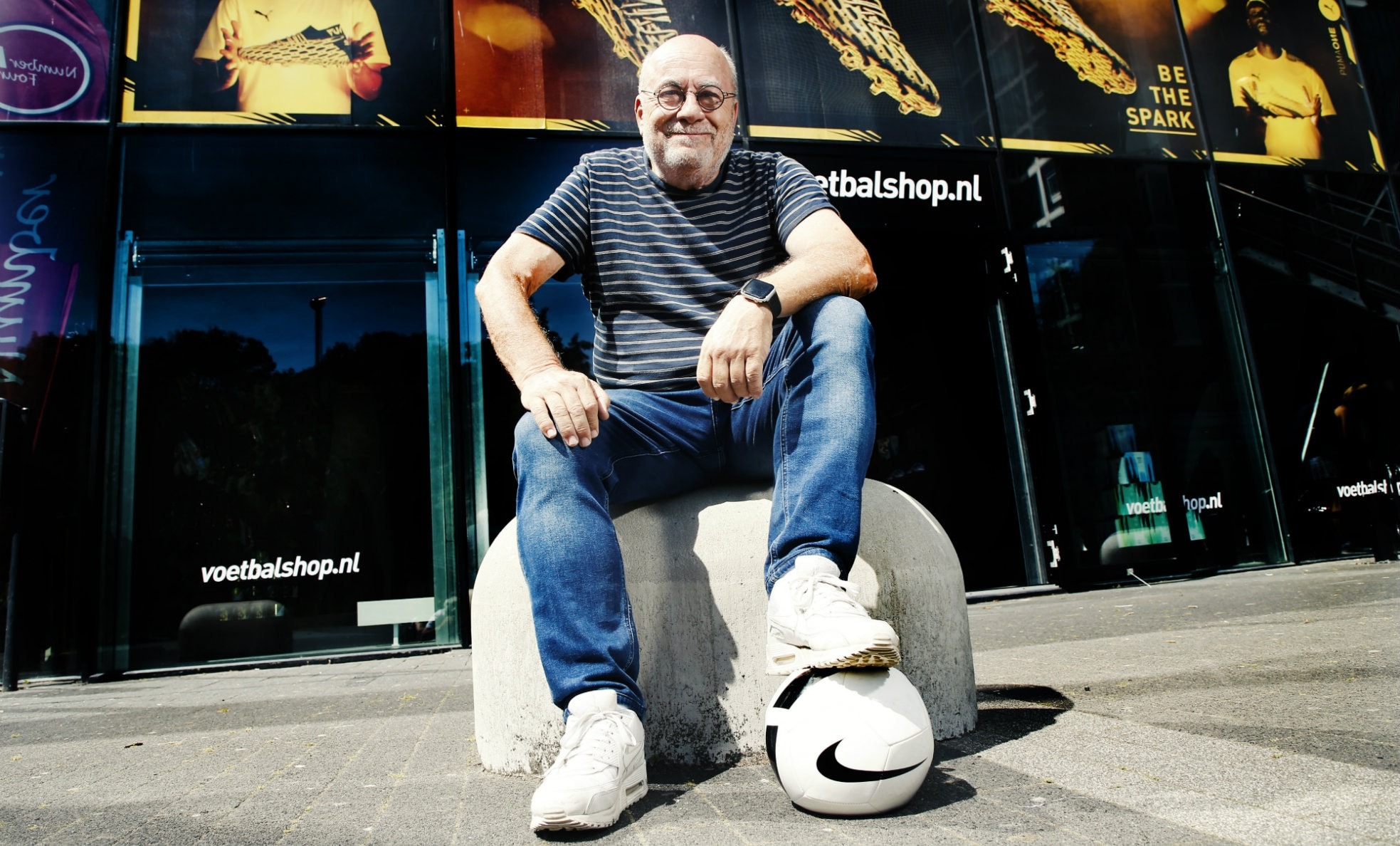 Roland Heerkens opent een aantal sportwinkels, de eerste bij stadion Galgenwaard. ,,De vraag wat ons bezielt juist in deze tijd winkels te openen, die heb ik de laatste tijd vaak gekregen.'' Foto Ruud Voest