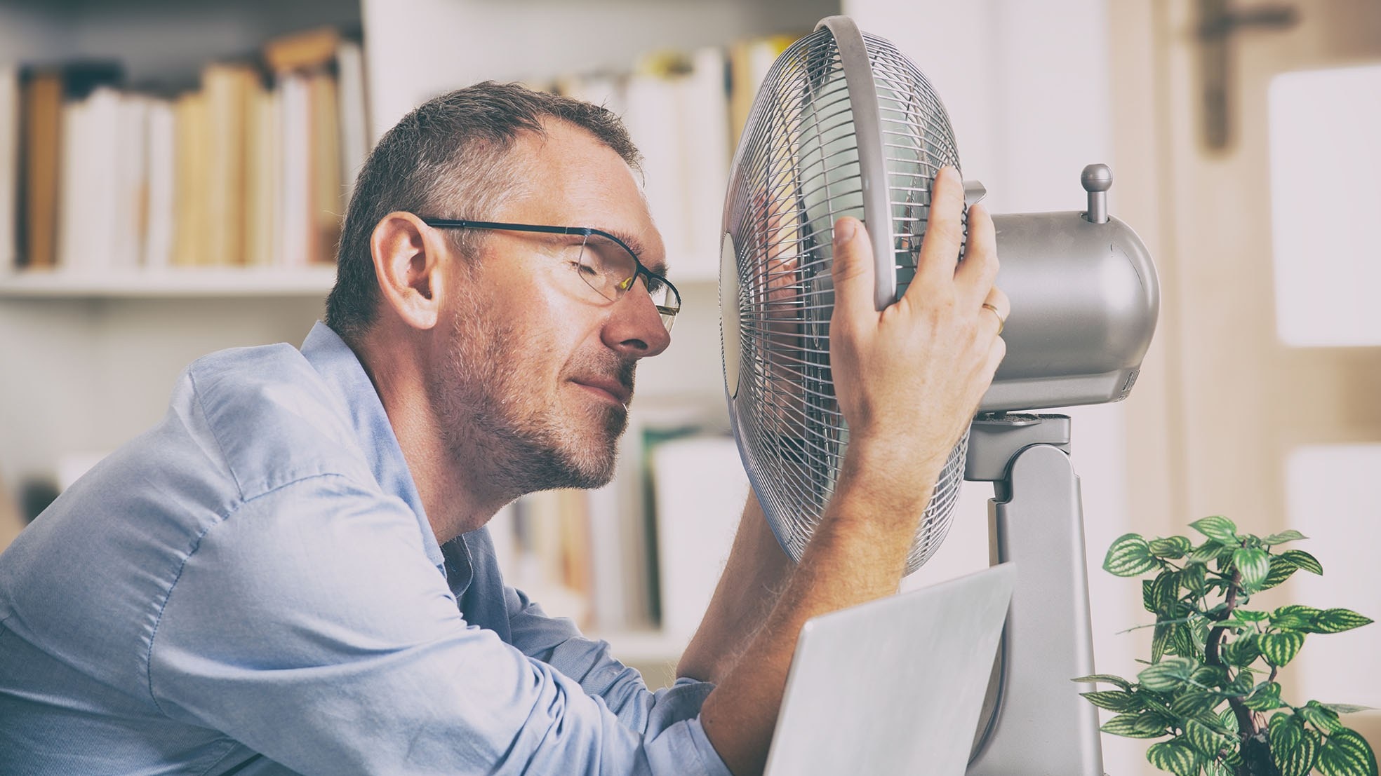 Het is vaak afzien: thuiswerken tijdens tropische temperaturen. Foto: Shutterstock