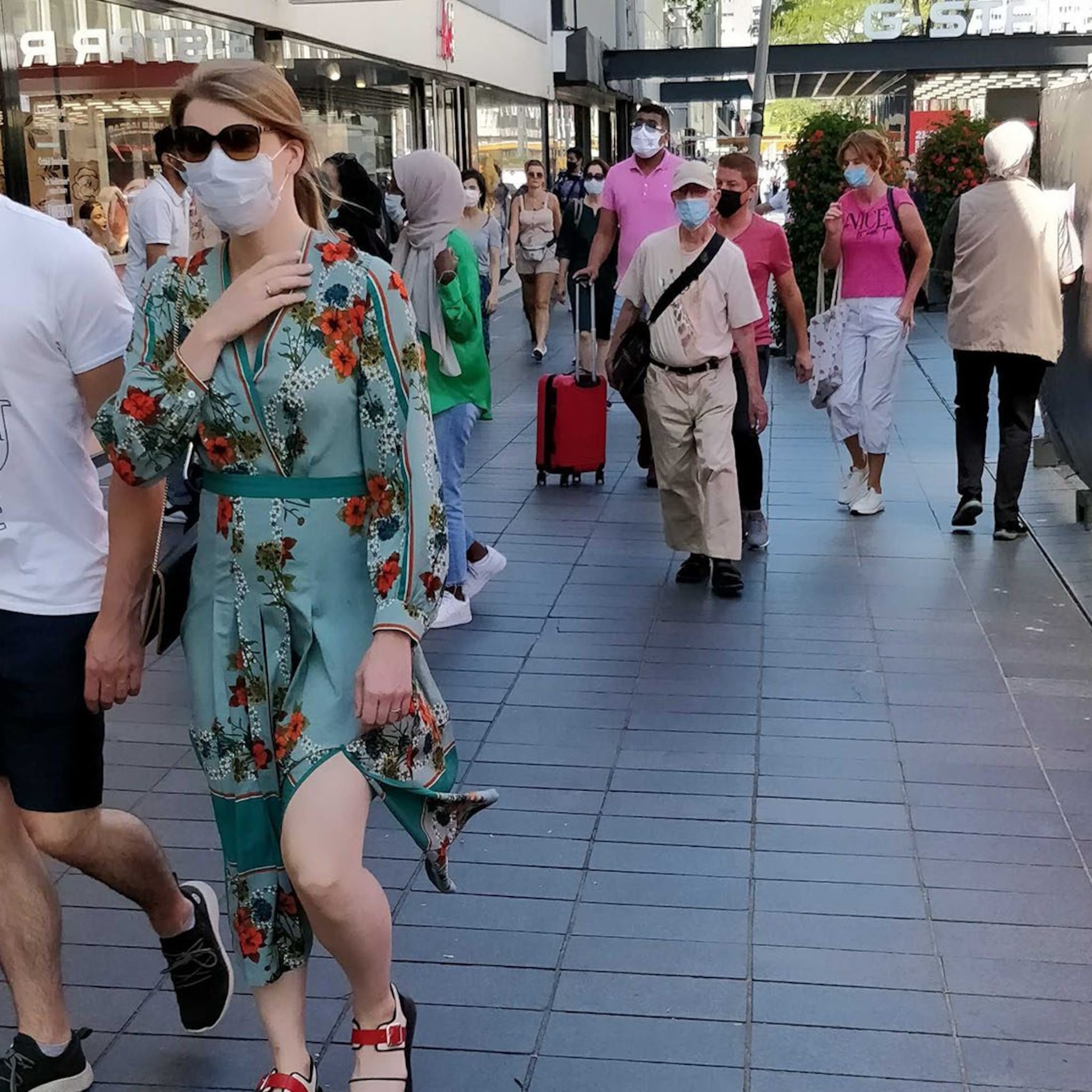 redacteur bart ging winkelen in zijn rotterdam ezra in haar amsterdam met mondkapje