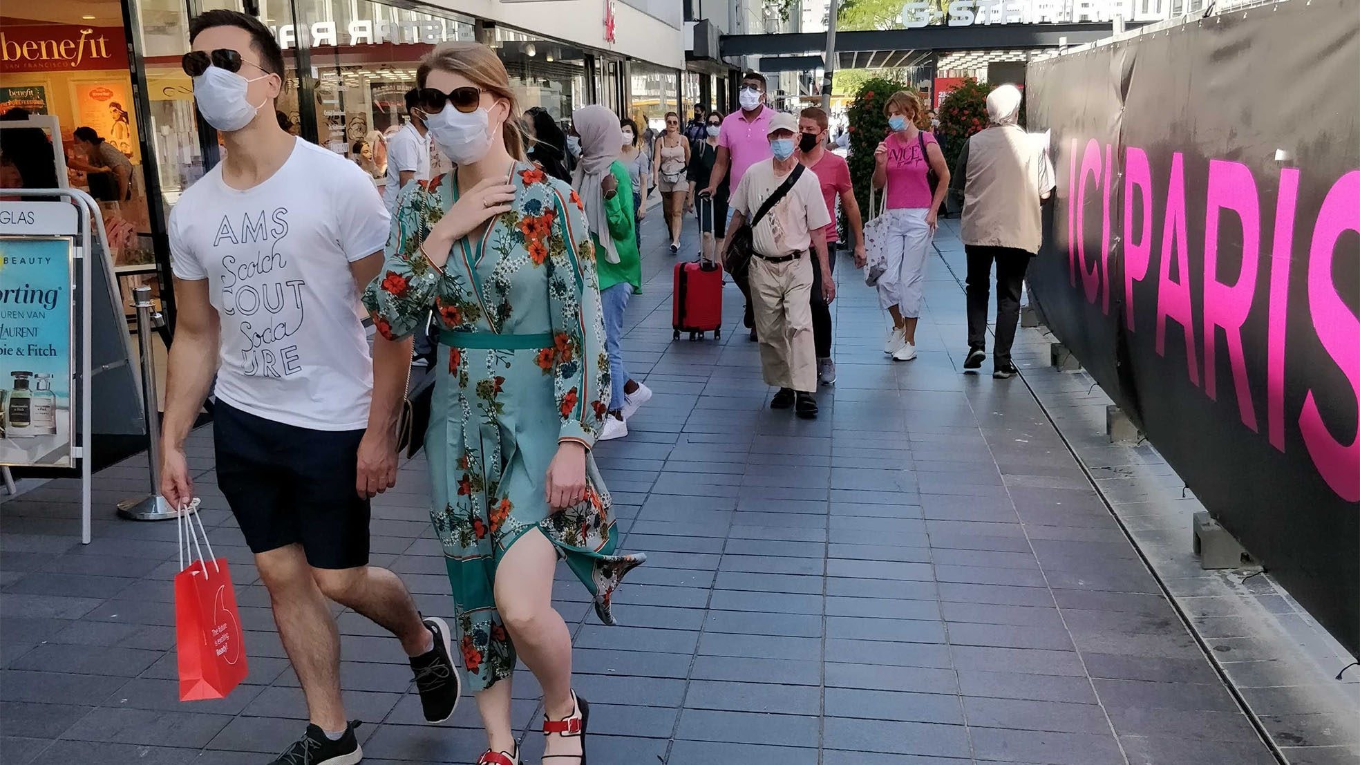 Winkelend publiek in Rotterdam, hier vooral mét mondkapjes.
