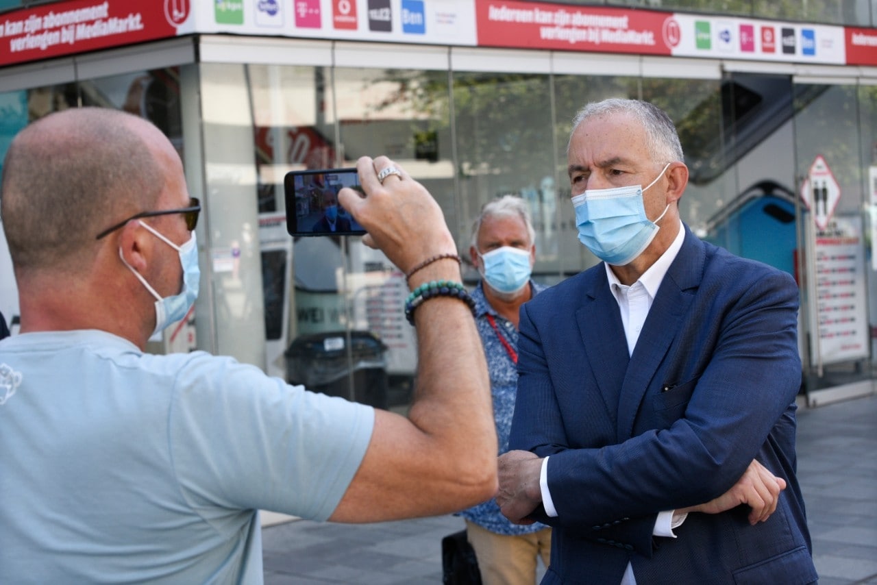 Een mondkapjes-gesprek tussen De Ondernemer-redacteur Eldert Kuiken (links) en burgemeester Aboutaleb van Rotterdam. Foto: ANP.