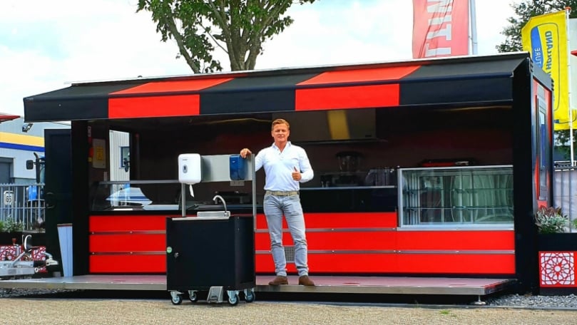Floris Schoemaker voor één van zijn producten, een foodtrailer. Foto: Multiwagon.