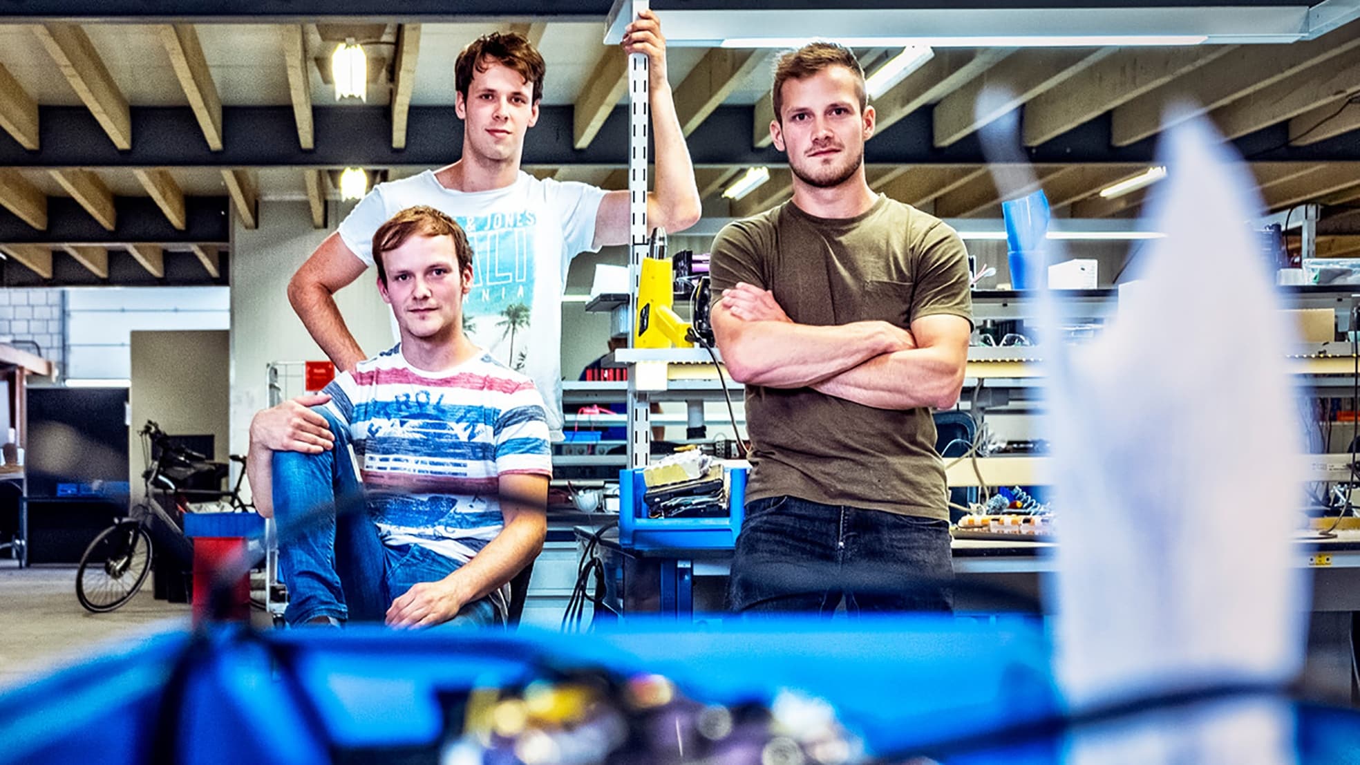 Broers én ondernemers Wout, Stan en Koen Seuren in de werkplaats van KWS Seuren. Foto: Raymond Rutting / de Volkskrant