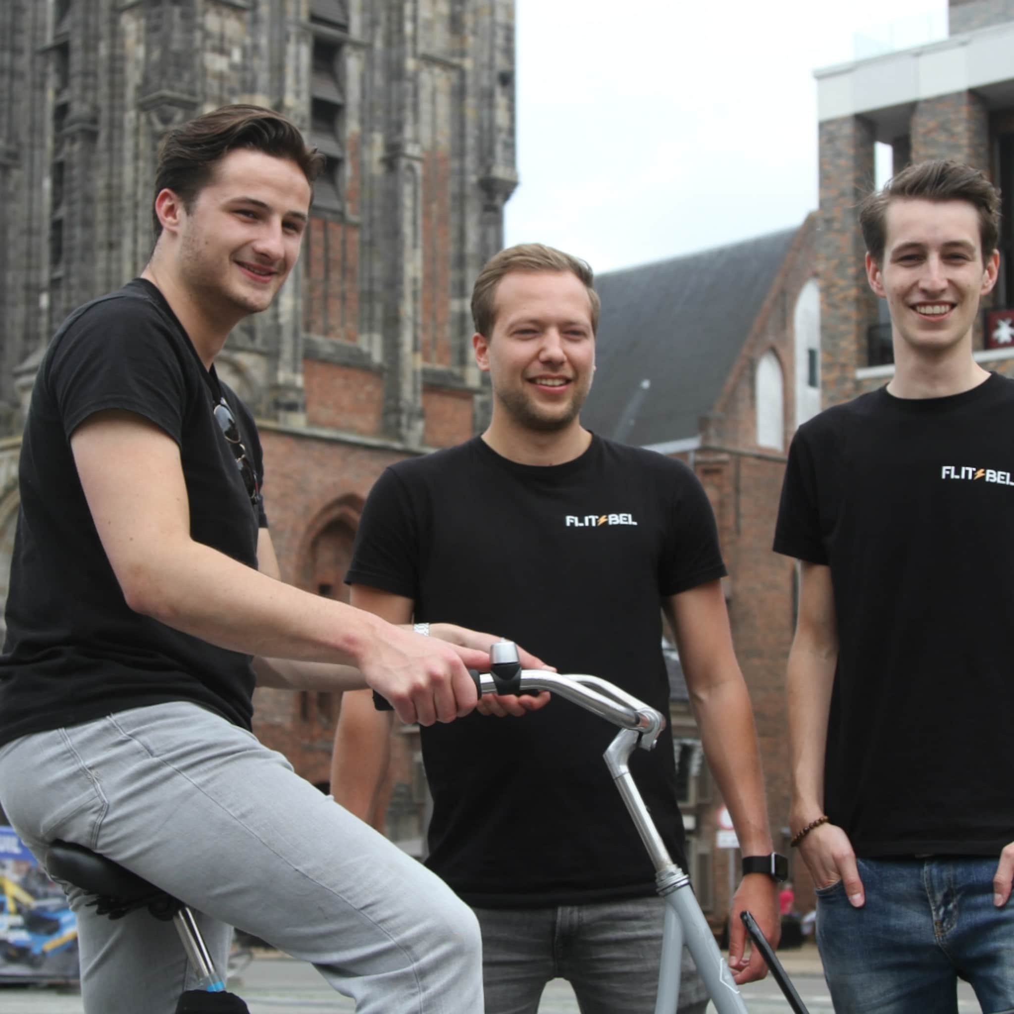 student company van het jaar met een fel flikkerend lampje om fiets terug te vinden