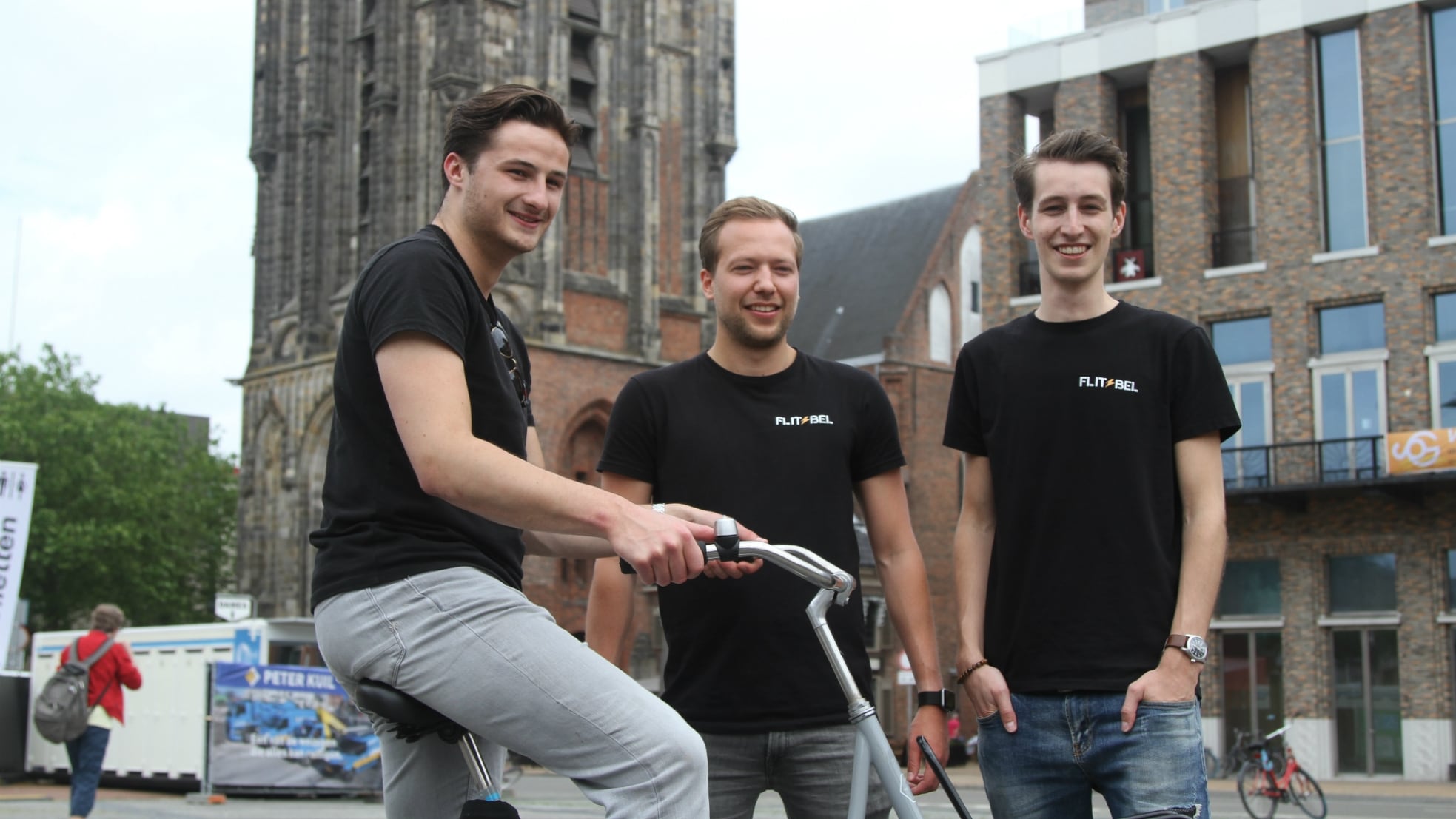 Youri van Vilsteren (op de fiets met flitsbel), Luuk Toonstra en Gijs Koopmans. Foto Flitsbel.