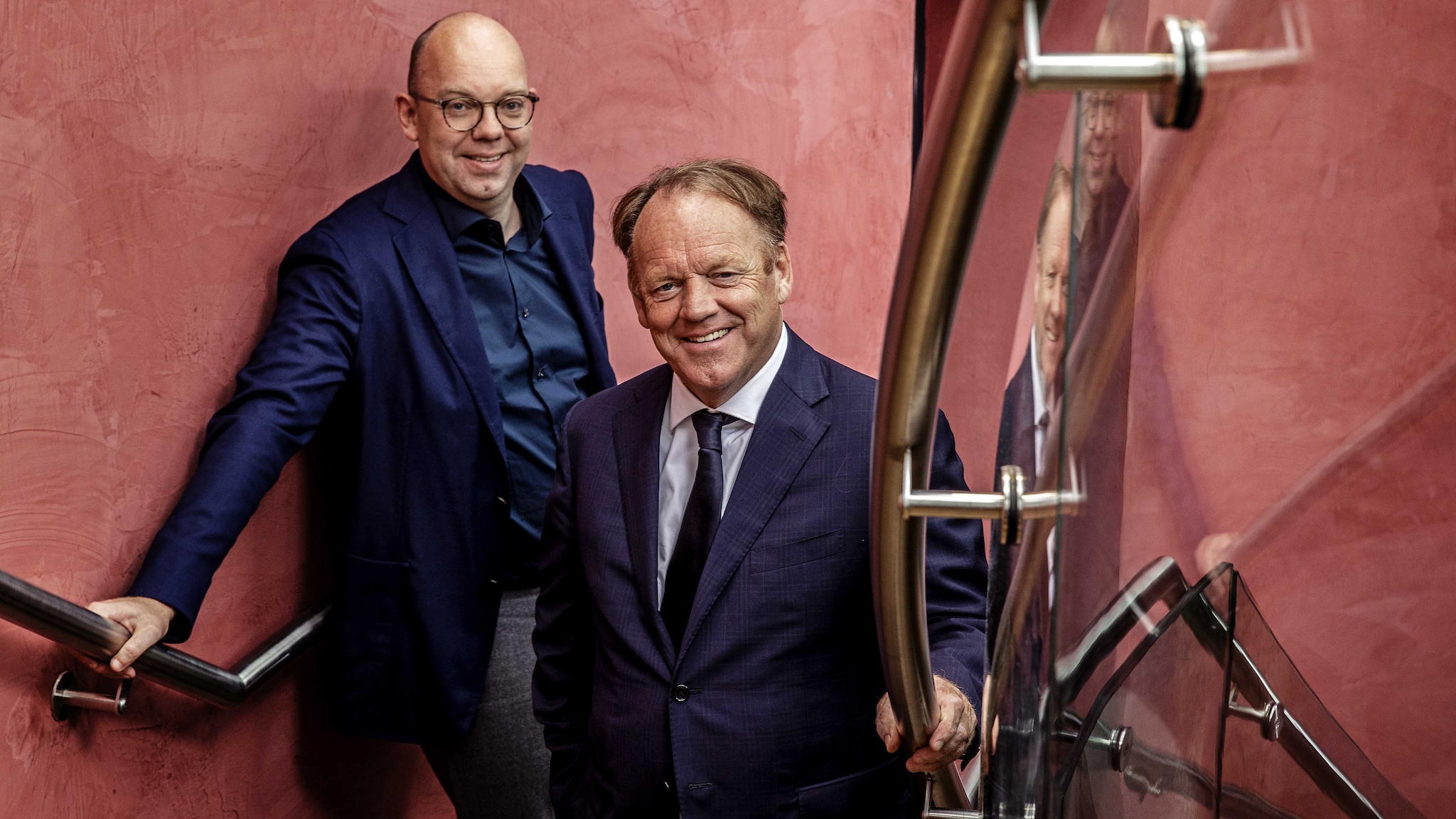,,Bij elkaar hebben we zo’n vijfhonderd winkels in die drie landen. Door de algehele sluiting in België en Duitsland en het aangepaste werken in Nederland kelderde de omzet met rond de 50 procent", vertellen vader Ben en zoon Stefan Mandemakers. Foto's: Pim Ras/AD.