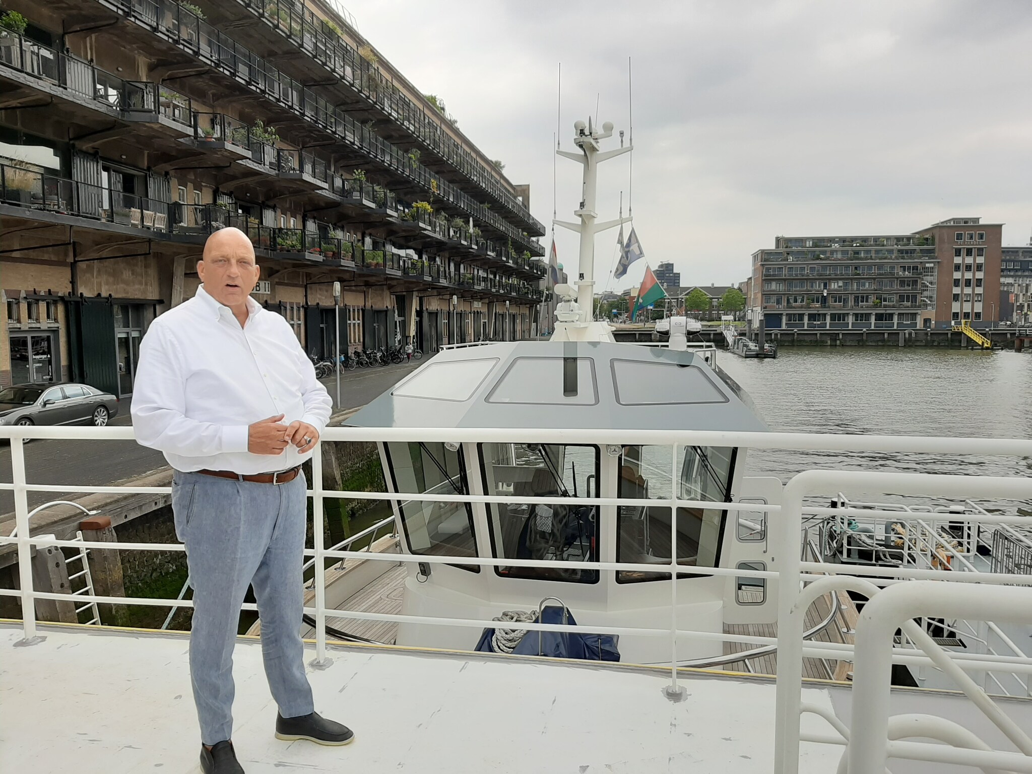 Herman den Blijker in de Rotterdamse haven voor zijn restaurant Goud in Rotterdam, waar hij een ponton heeft liggen om zijn terras tijdelijk te kunnen uitbreiden.