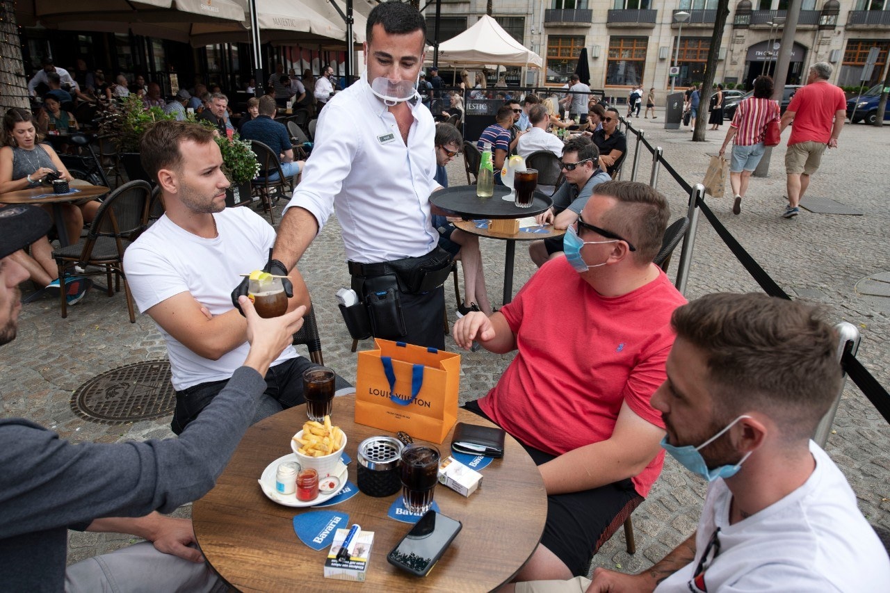 Het terras van Won Yips' Majestic Hotel in Amsterdam: per direct loopt al het personeel, ook in zijn andere horeca-gelegenheden, verplicht met mondkapjes. Foto: Marco Bakker/De Ondernemer.