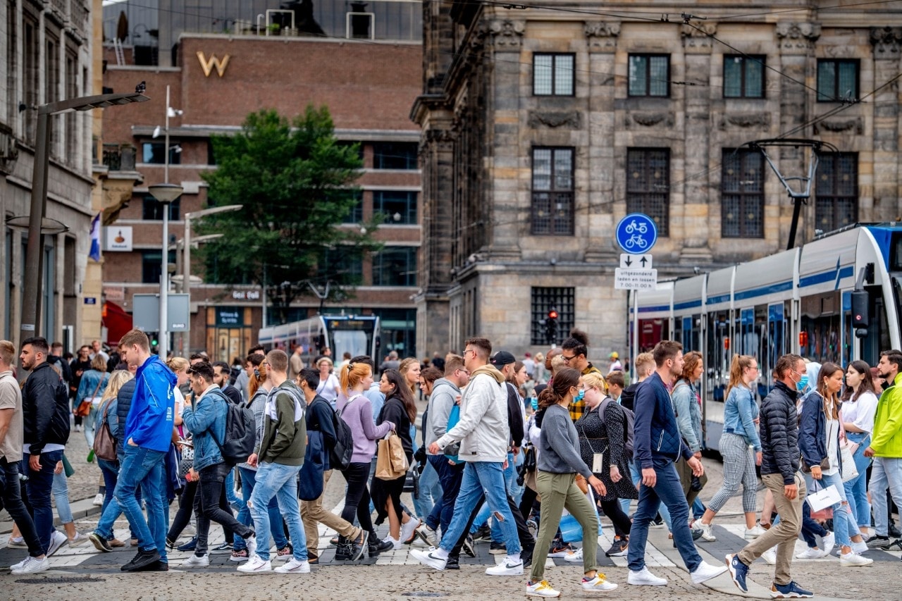 Topdrukte weer in Amsterdam. Onder meer de Dam is meer dan vol met bezoekers: in de looprichting in de Kalverstraat wordt geprobeerd anderhalve meter afstand te bewaren. Foto:ANP/Robin Utrecht.