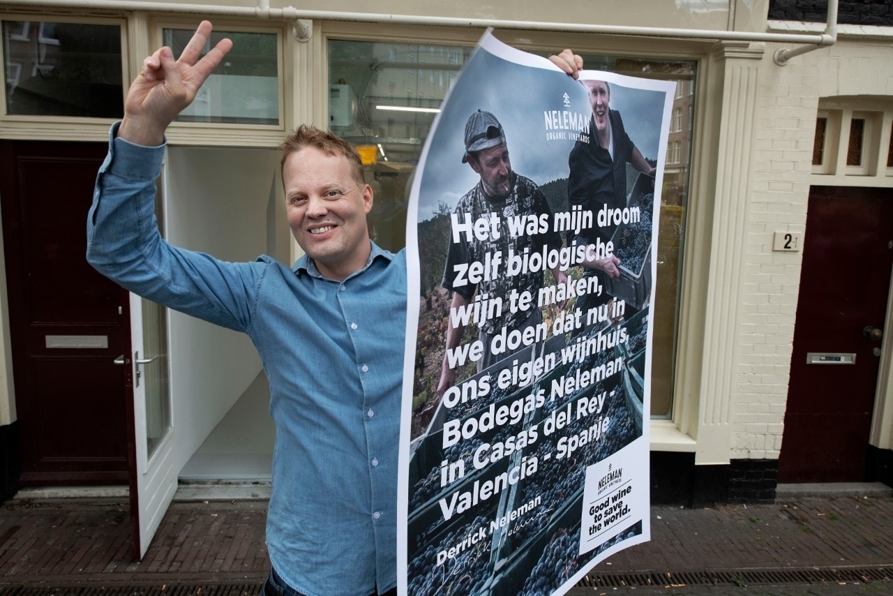 Derrick Neleman bij zijn winkelpand in Amsterdam, brandstore nummer drie. Foto: Marco Bakker.