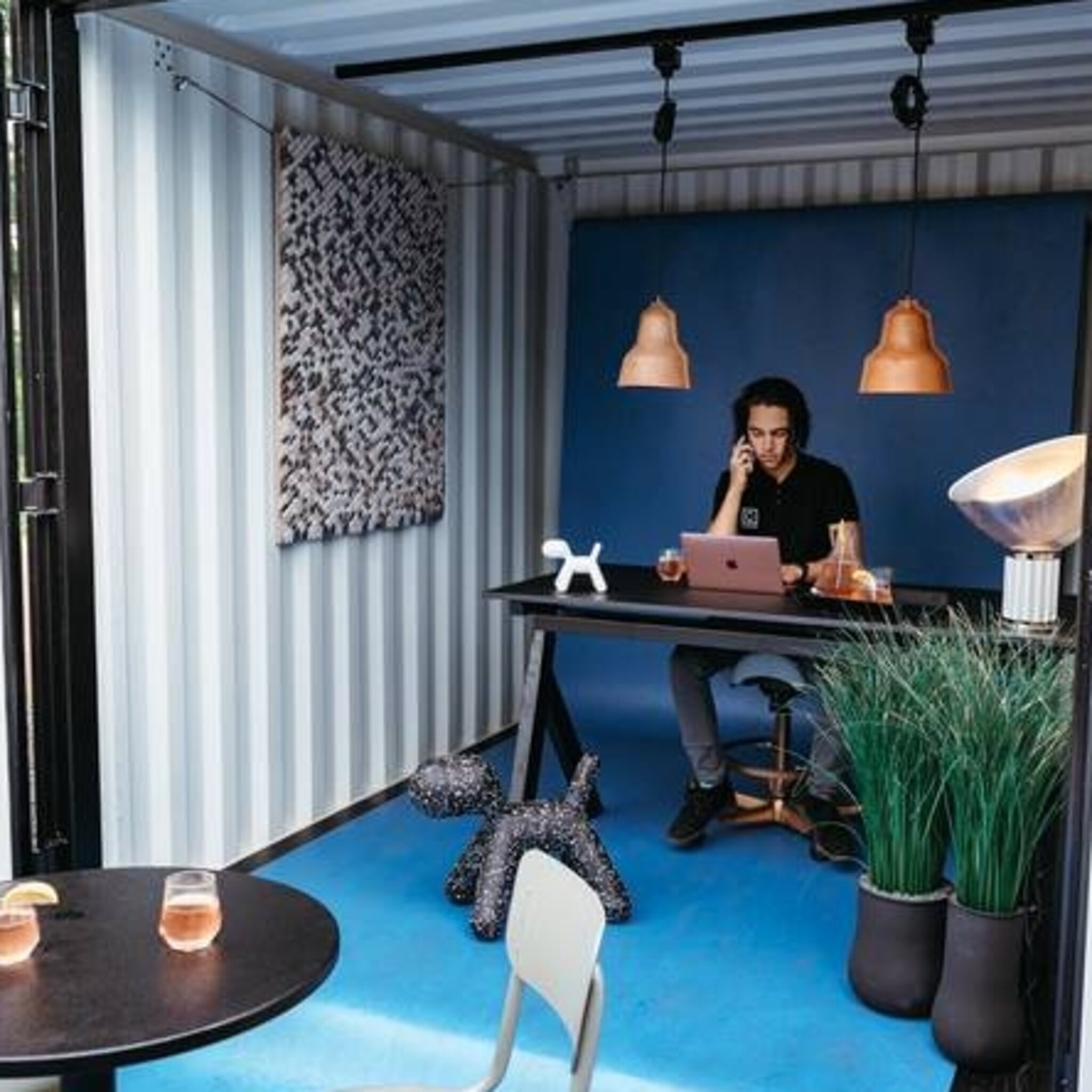 een zeecontainer als thuiswerkkantoor de c container is een werkplek in je tuin