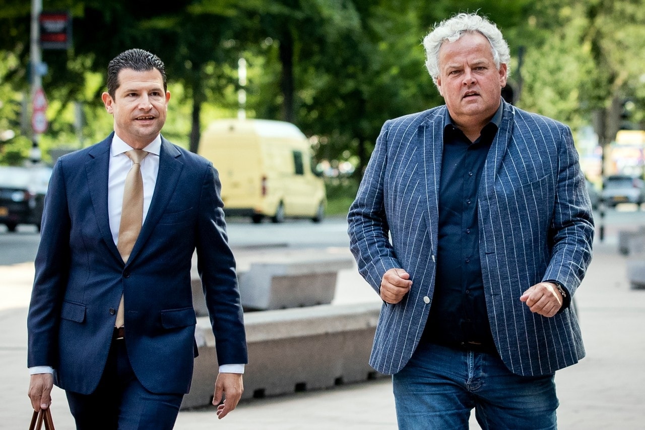 Àlgemeen directeur Dirk Beljaarts van Koninklijke Horeca Nederland (links), geflankeerd door voorzitter Rober Willemsen, op weg naar de rechtbank voor het kort geding van de horecabranche tegen de Staat. Foto ANP/Sem van der Wal.