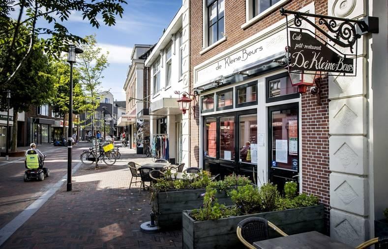 In café De Kleine Beurs in Hillegom raakten zeker 23 mensen besmet. De voorzitter van de Veiligheidsregio opperde een lokale lockdown. Foto: ANP.