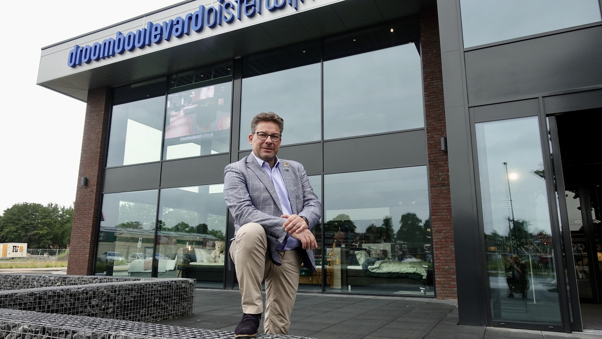 Patrick Zwerts voor zijn winkel: 'DPG Media liet mij inzien dat wanneer ik mijn advertentiecampagne online zou voeren, ik mijn klanten nog veel beter zou bereiken.'