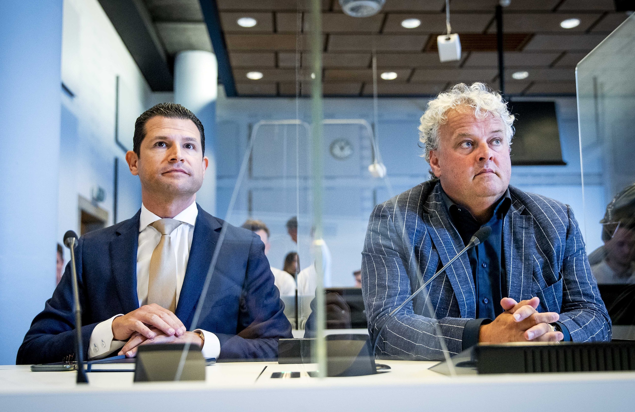 Algemeen directeur Dirk Beljaarts (links) en voorzitter Rober Willemsen van Koninklijke Horeca Nederland, donderdagmorgen in de rechtbank in Den Haag. (ANP)