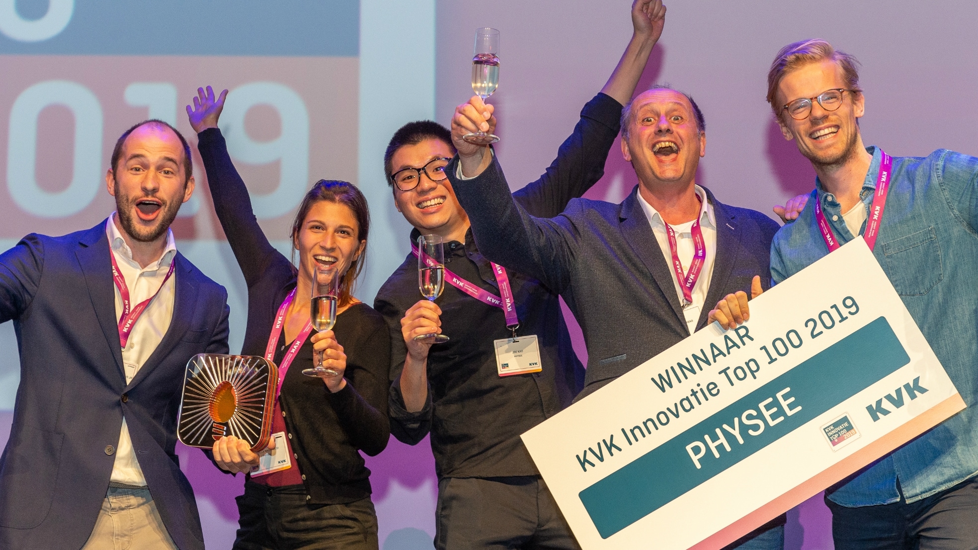 Het enthousiaste, winnende Physee, de nummer 1 van de KVK Innovatie Top 100 2019. Hun baanbrekende, gepatenteerde vinding bestaat uit zonnecellen in het glas die stroom opwekken en sensoren die het glas slim maken.