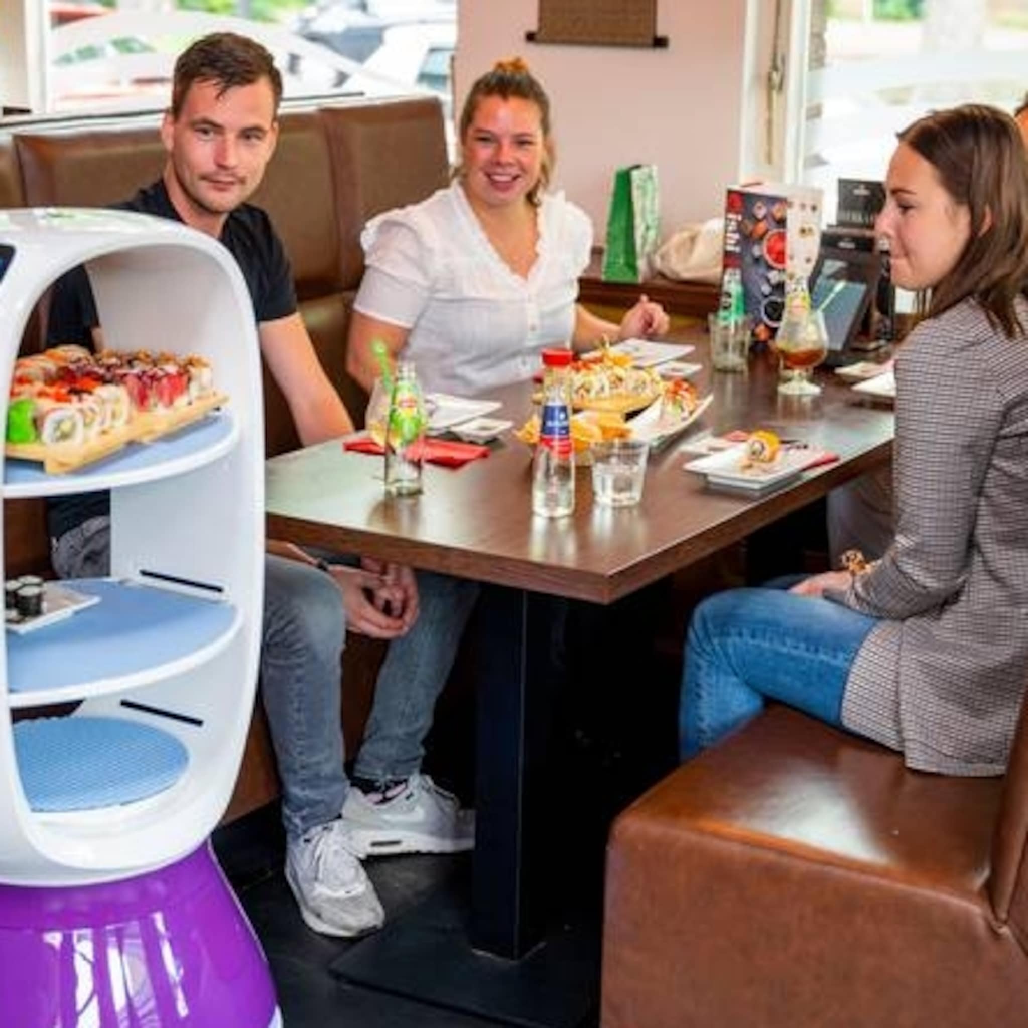 dit sushirestaurant heeft twee bedienrobots in dienst