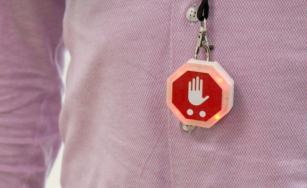 De wearable Novick, die alarm slaat als mensen de anderhalve meter-norm overschrijden. Foto: Pegamento.,