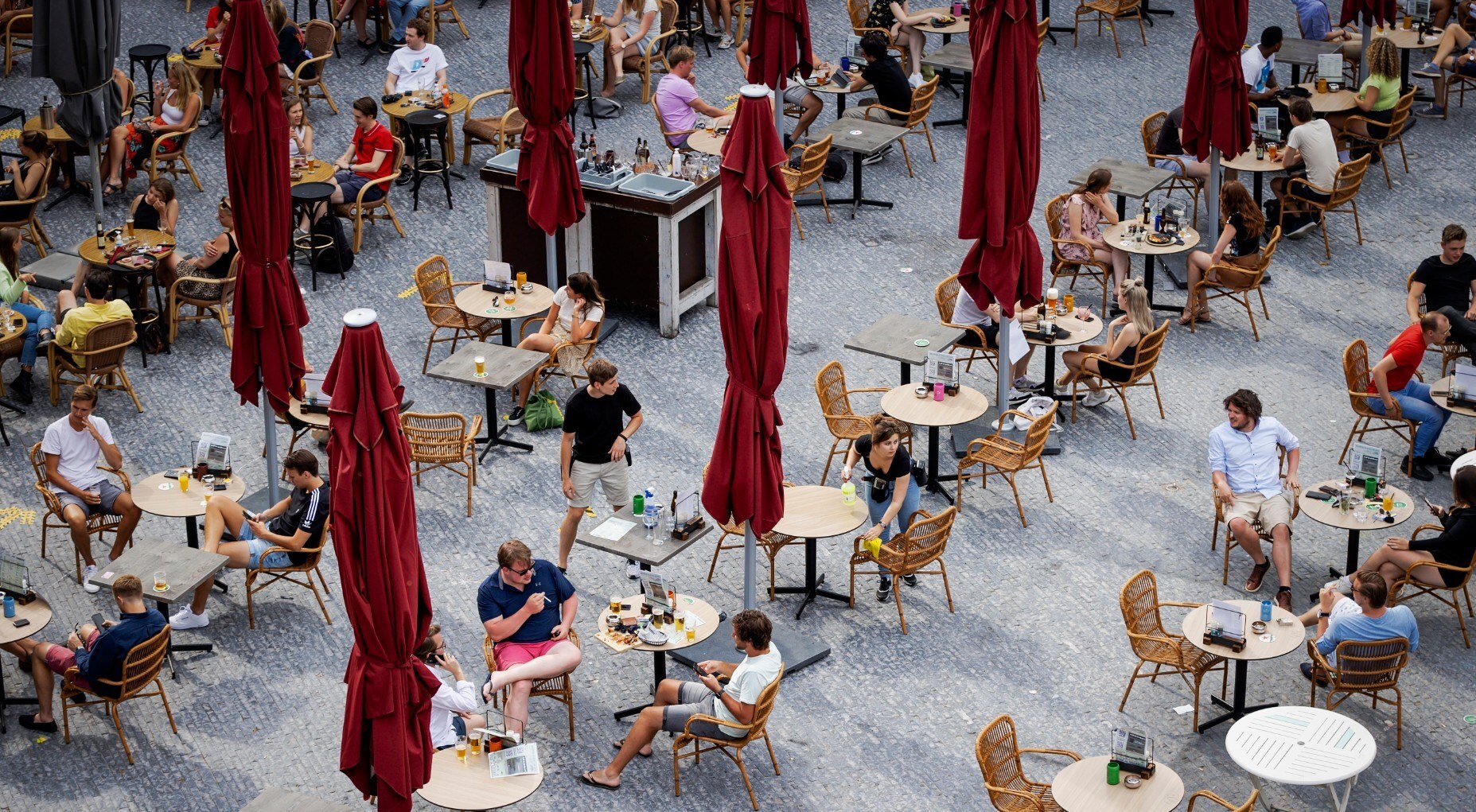Volle terrassen op De Neude in Utrecht (juni dit jaar). Foto: ANP/Robin van Lonkhuijsen,