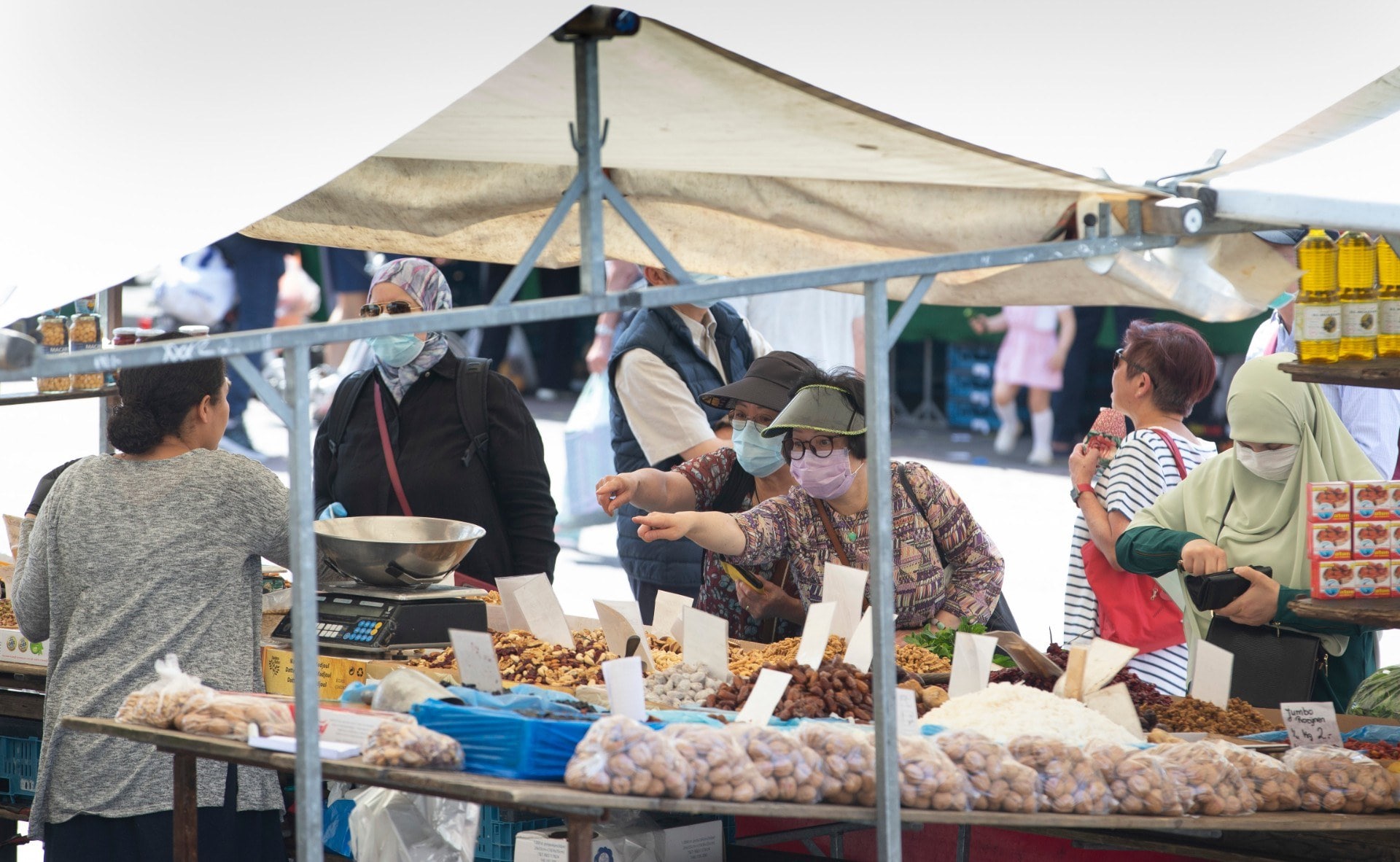 Bezoekers van de markt aan de Binnenrotte in Rotterdam. Foto: ANP/Pieter Stam de Jonge