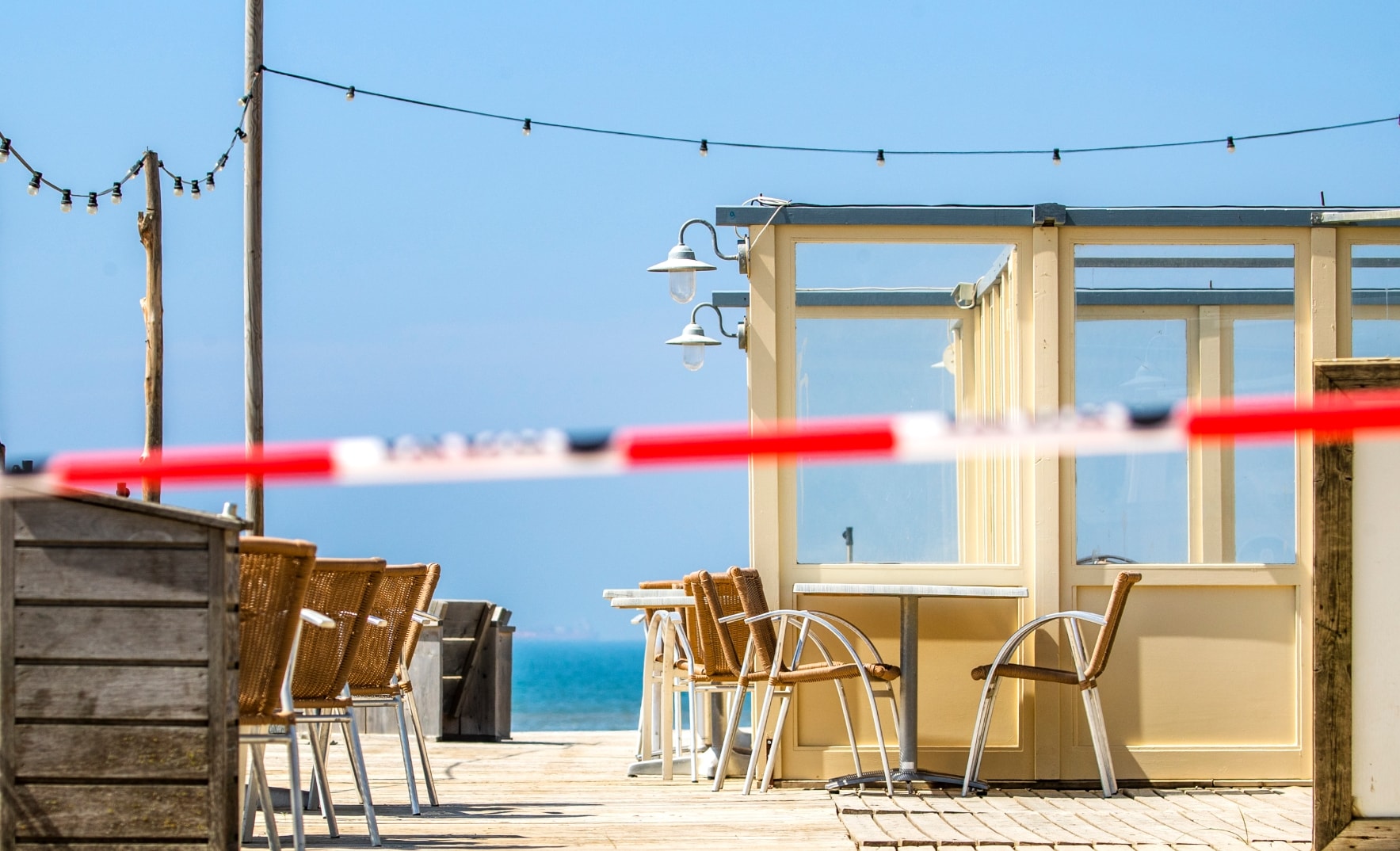 Lege strandpaviljoens: een veelvoorkomend beeld tijdens het begin van de coronacrisis.