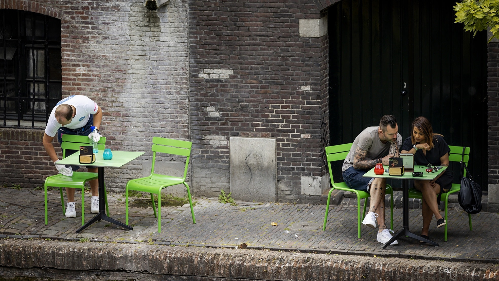 Inmiddels kan er weer met de RIVM-maatregelen in acht genomen op terrasjes gezeten worden, zoals hier in Utrecht. Foto: ANP