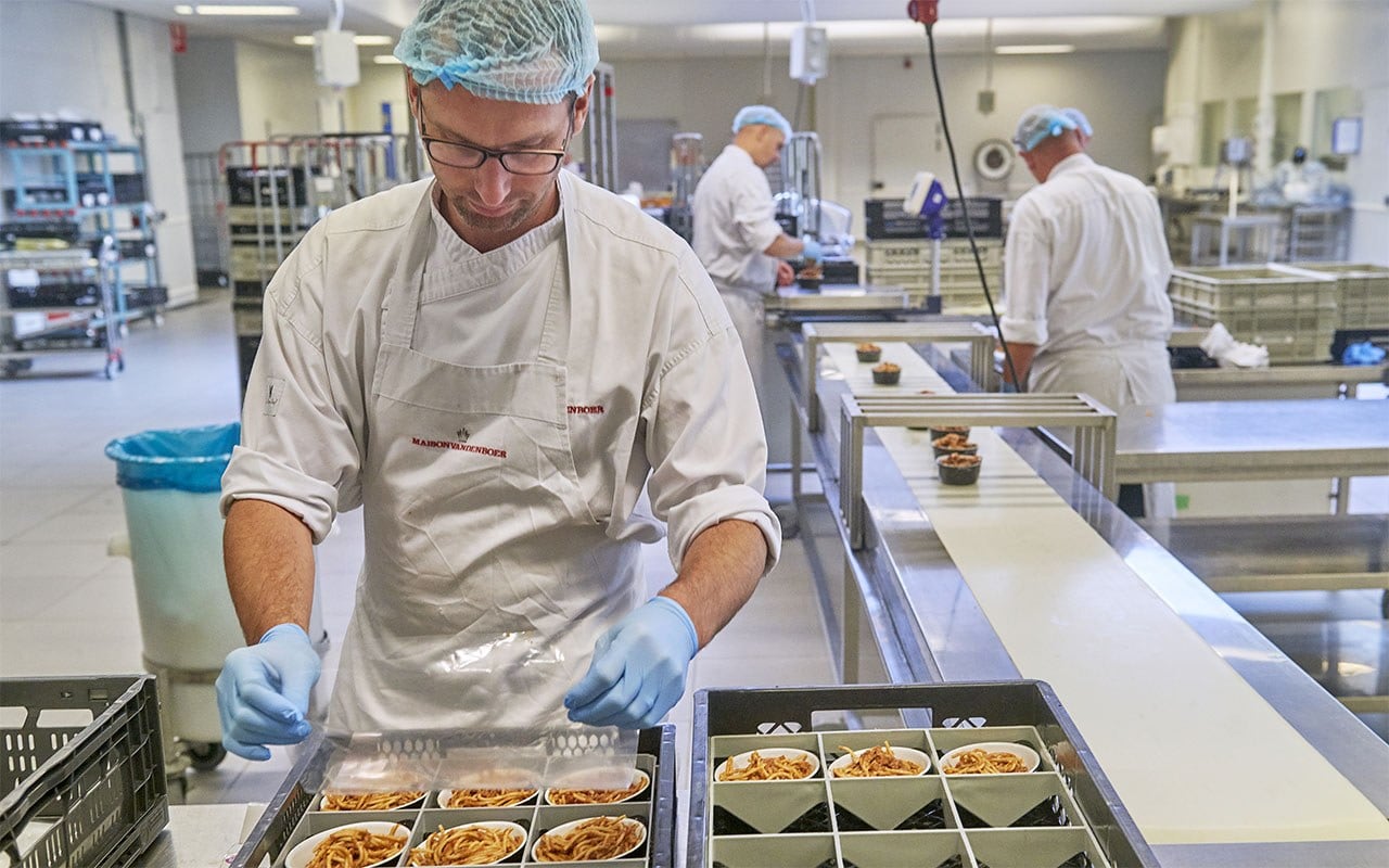Bij Maison van den Boer in Veghel worden bij Food for Care maaltijden voor ziekenhuizen geproduceerd. Onder: Directeur Willem de Boer  Van Assendelft Fotografie