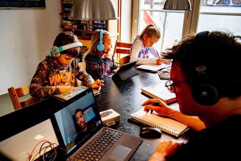 Thuiswerken. Iets met: elk voordeel heeft z'n nadeel. En andersom.