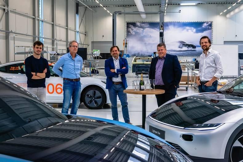 Vertegenwoordigers van Lightyear, BOM en Sioux in de productiehal van het Helmondse bedrijf. Links ceo/co-founder Lex Hoefsloot.