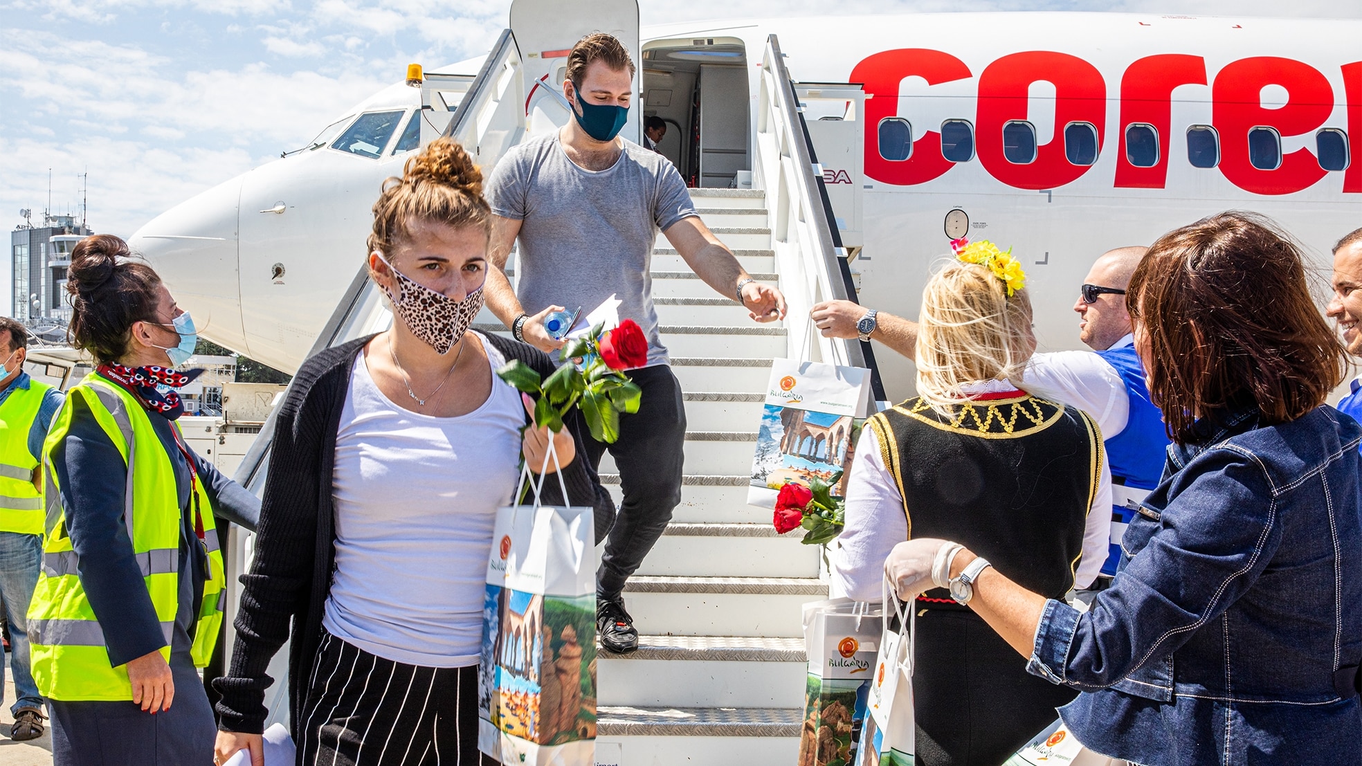 Nederlandse Corendon-vakantiegangers arriveren op een Bulgaars vliegveld. Foto: ANP