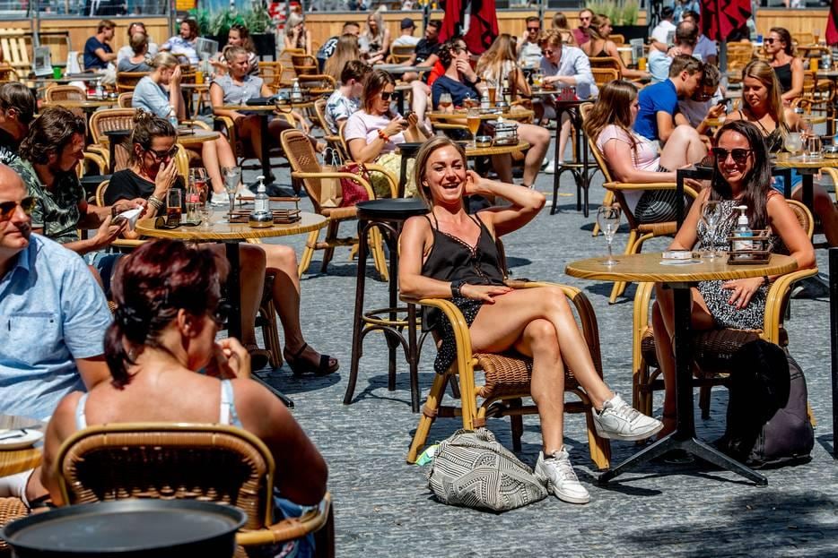 Bij mooi weer zitten de terrassen weer vol. Maar hoe handhaaf je de regels? Foto: ANP