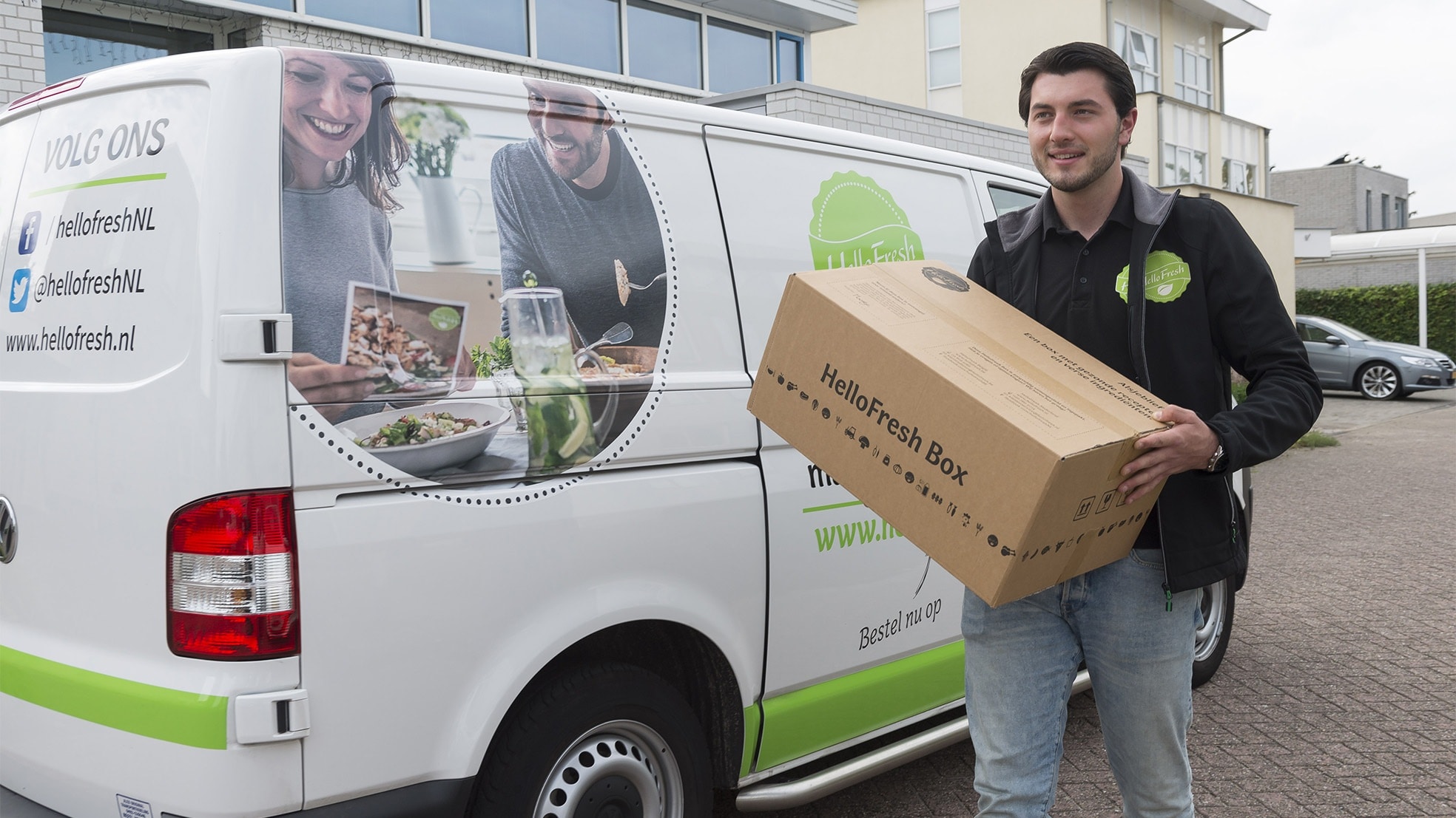 Een medewerker van bezorgdienst HelloFresh bezorgt een voedselbox. Foto: ANP