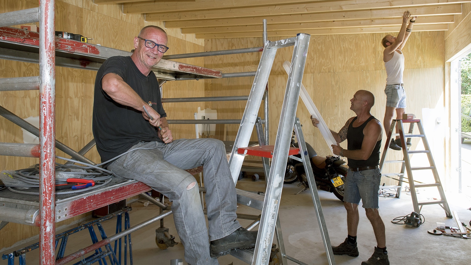 Peter Kruithof (links), eigenaar van een seksclub, begon in de bouw toen hij zijn zaak op slot moest doen door crisis. Foto: Raphael Drent