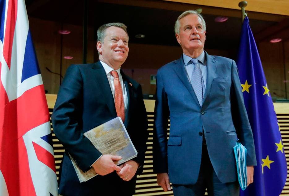 Een wederom nieuwe Brexit-onderhandelingsronde. David Frost (wil niets) en EU's Michel Barnier (wil wel iets, maar kan niets) poseren maar weer 'ns voor de vlaggen.