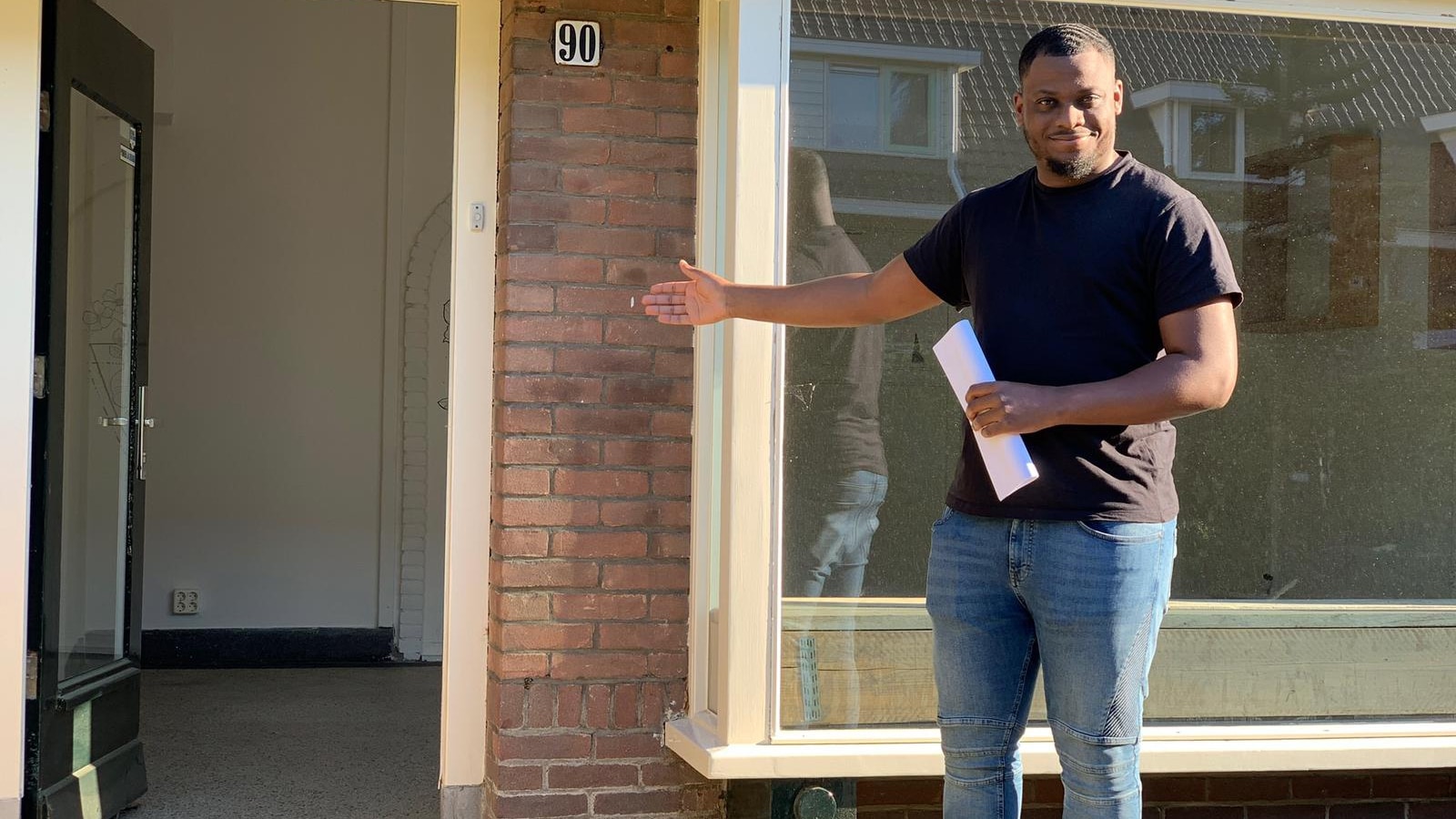 Candy Darosa bij zijn kapperszaak in Wageningen. Eigen foto